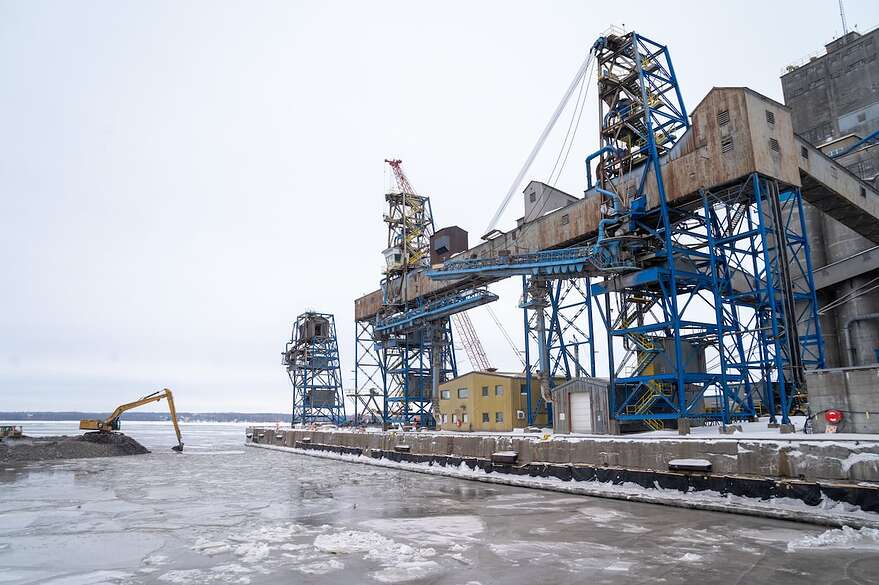 Ces infrastructures de G3 Canada seront retirées pour faire place à un tout nouveau terminal de grains. Le bassin d'eau va disparaître. Il sera rempli avec 1,2 million de tonnes de roches et de différents types de gravier afin de composer une future aire d'entreposage.