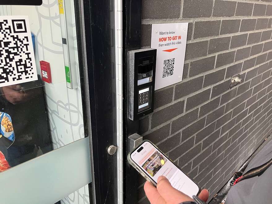 Le concept est simple: un code QR affiché sur la devanture envoie au téléchargement de l'application. Une fois son profil enregistré, le client peut déverrouiller la porte et commencer ses emplettes.