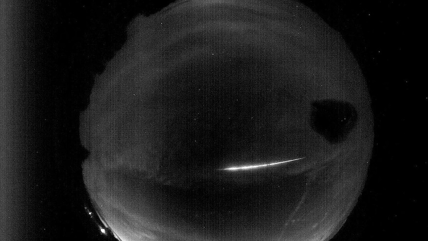 La traînée du bolide spatial a été captée par une caméra de surveillance du ciel installée à Frelighsburg, dans le sud du Québec. — Photo : Radio-Canada / Fireball Recovery and InterPlanetary Observation Network