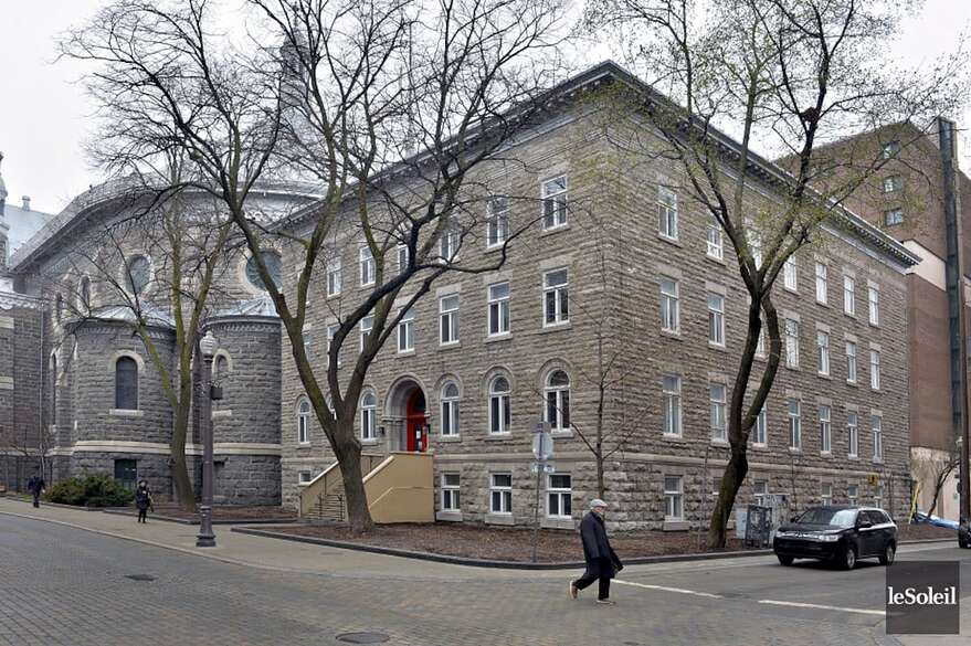 Des cordons de foule temporaires seront installés le long de l'église Saint-Roch, sur la rue Saint-Joseph.