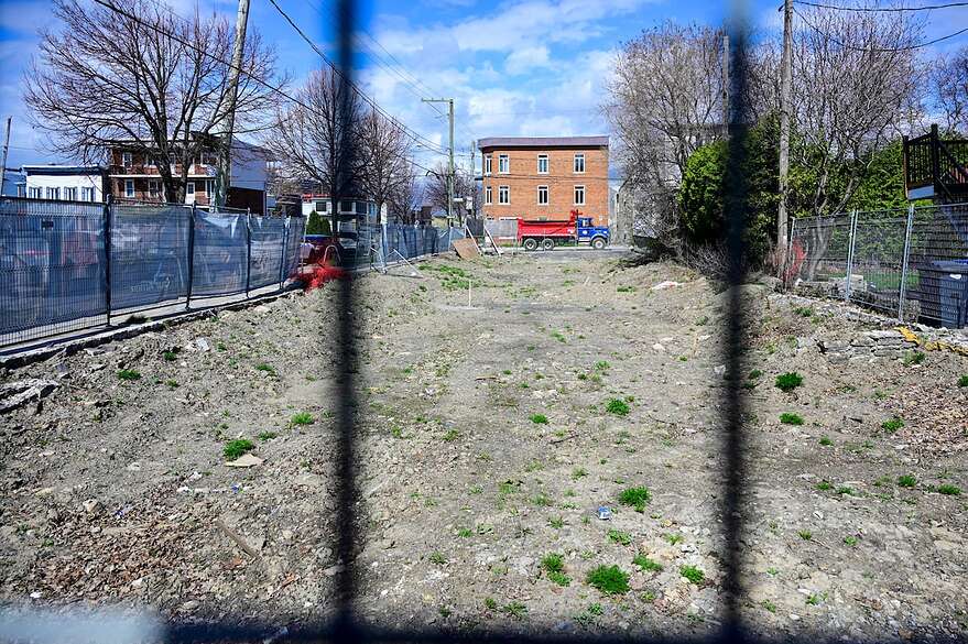Le terrain convoité est situé sur la rue de la Pointe-aux-Lièvres, entre les rues Julien et Papineau.
