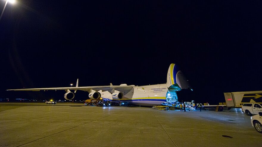 L'envergure de l'Antonov 225 est de 88,4 mètres.