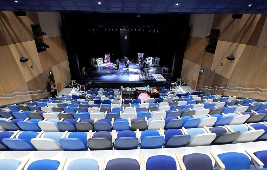 Le bâtiment, conçu par le consortium d’architectes Saia Barbarese Topouzanov architectes (SBTA) et Delort & Brochu, appuyé par les firmes d’ingénieurs Dupras Ledoux et NCK, connaît un nouveau souffle tout en préservant son cachet patrimonial emblématique.