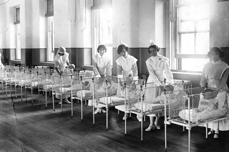 PHOTO ARCHIVES LA PRESSE - Pouponnière de la crèche de la Miséricorde à Montréal dans les années 1930