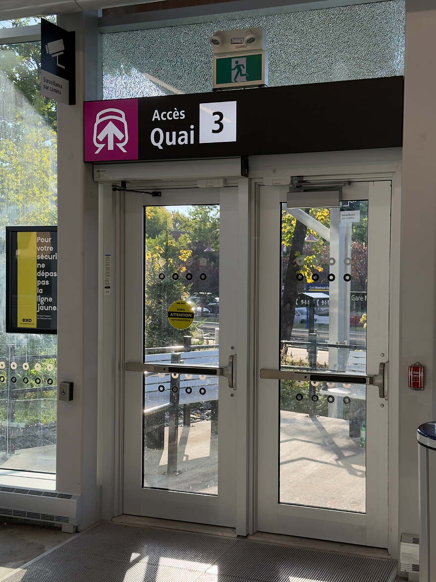 Door from the new édicule to track 3