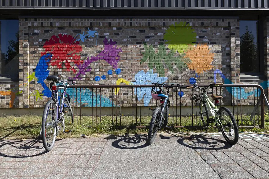 Cette œuvre murale de Sarah Galarneau s’intitule Vie de quartier et elle ne pourrait mieux porter son nom, elle qui se trouve au cœur de la vie de tous les jours des résidants du coin, qui se rendent à la bibliothèque Émile-Nelligan, sur le boulevard Cartier Ouest. Une belle et subtile intégration. ©Patrick Sanfaçon / La Presse
