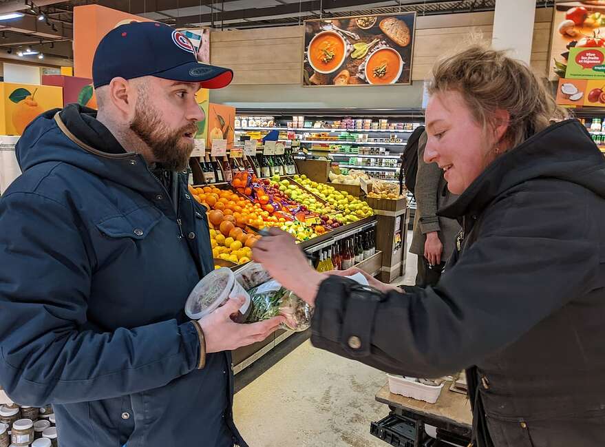 Frédéric Leblond est un fidèle du kiosque de la Ferme Hantée. Ce soir-là, il a fait expressément le détour pour venir chercher son mélange préféré de laitues et pousses préparé par la maraîchère Léa Charest.