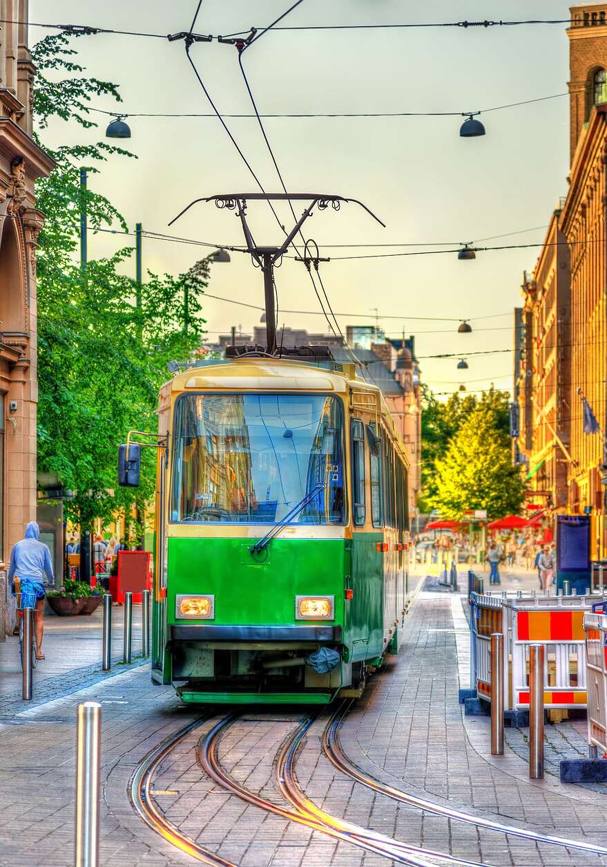 Le tramway traverse la ville d'Helsinki.