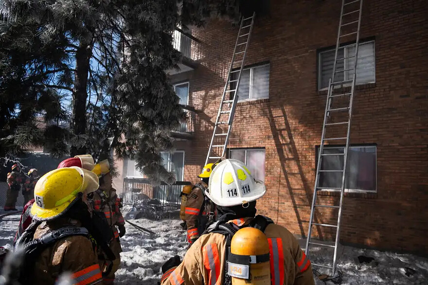 PHOTO CHARLES WILLIAM PELLETIER, COLLABORATION SPÉCIALE / Plusieurs pompiers sont sur les lieux pour maîtriser l’incendie.
