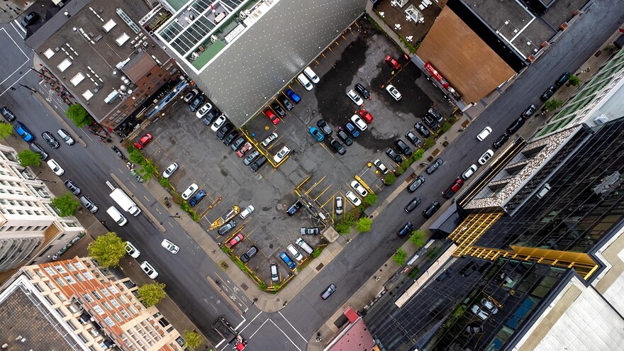 Le lot est stratégiquement situé au coin de la rue de la Montagne et du boulevard De Maisonneuve Ouest.