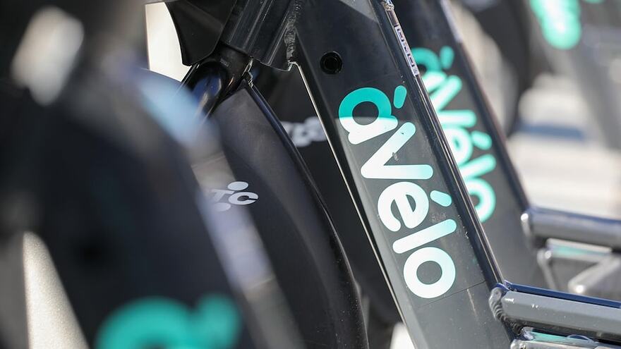 Le logo àVélo est sur le cadre de quelques vélos stationnés.