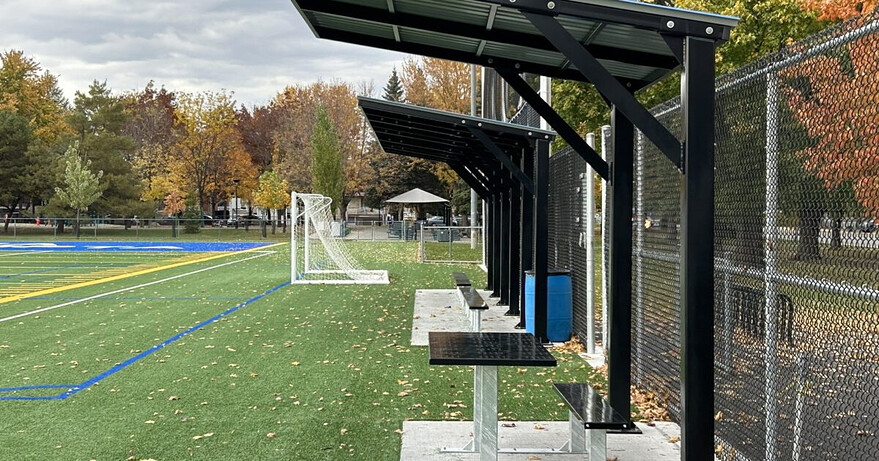 Les élèves et la communauté locale du parc des Hirondelles ont accès, désormais, à un terrain synthétique entièrement rénové pour pratiquer le soccer et le football. Photo : Collège Regina Assumpta