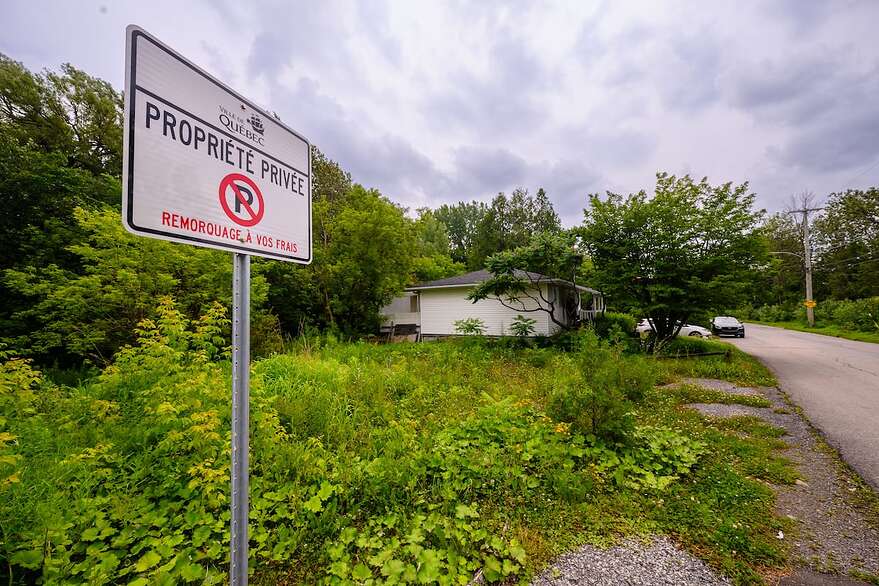 Des blocs de béton par endroits et des affiches ont depuis été récemment ajoutés.