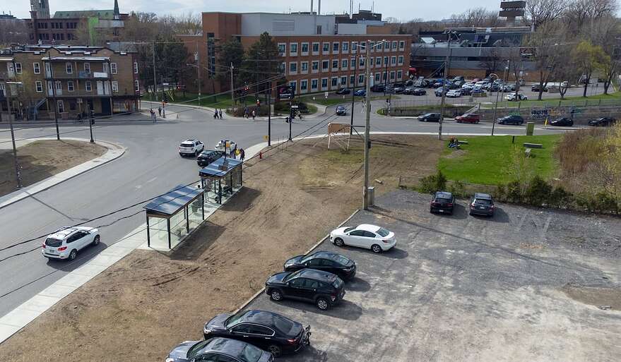 Le terrain ciblé se situe tout près du Cégep Limoilou. Il est à l’est du boulevard des Capucins, au sud du chemin de la Canardière, à l’ouest de l’emprise ferroviaire et au nord de l’autoroute Dufferin‑Montmorency.