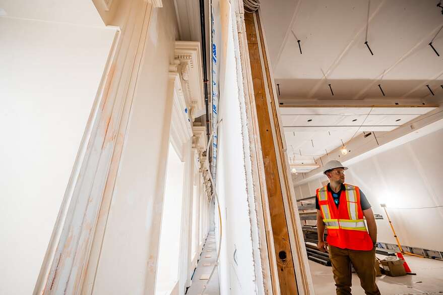 Certaines sections de fenêtres sont bouchées par un mur intérieur pour éviter que la lumière du jour vienne affecter les artefacts.