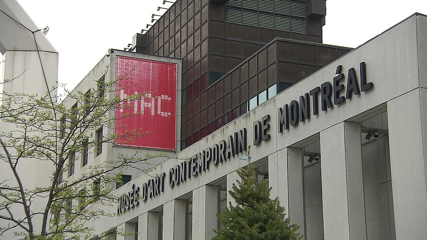 On voit la façade du MAC de Montréal.
