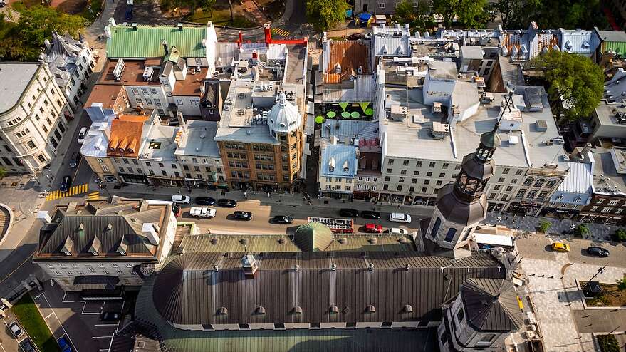 Afin de mener les fouilles archéologiques, une partie de la rue De Buade sera fermée cet été. À l'été 2026 et 2027, l'entièreté de la rue sera fermée pour les travaux sur les réseaux municipaux et d'Hydro-Québec.
