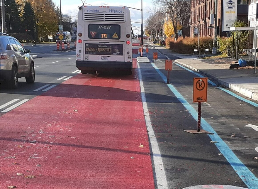 La voie réservée aux autobus est peinte en rouge pour une meilleure visibilité sur le corridor de mobilité Henri-Bourassa. Photo : JDV / Philippe Rachiele