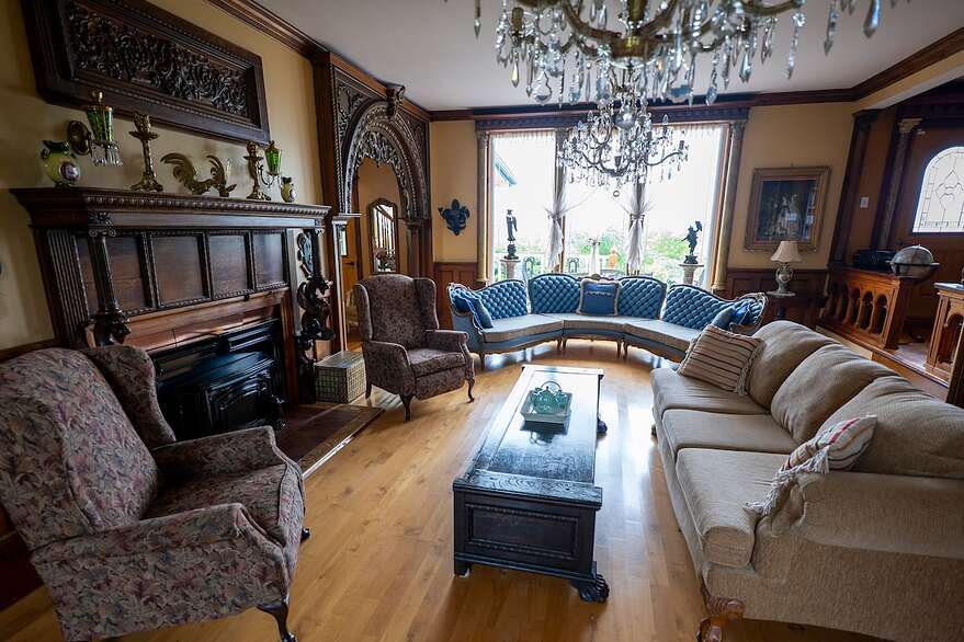 Les éléments spectaculaires du salon du château, comme le manteau de foyer, se comptent par dizaines. À droite sur la photo, la balustrade provient probablement d'une ancienne église.