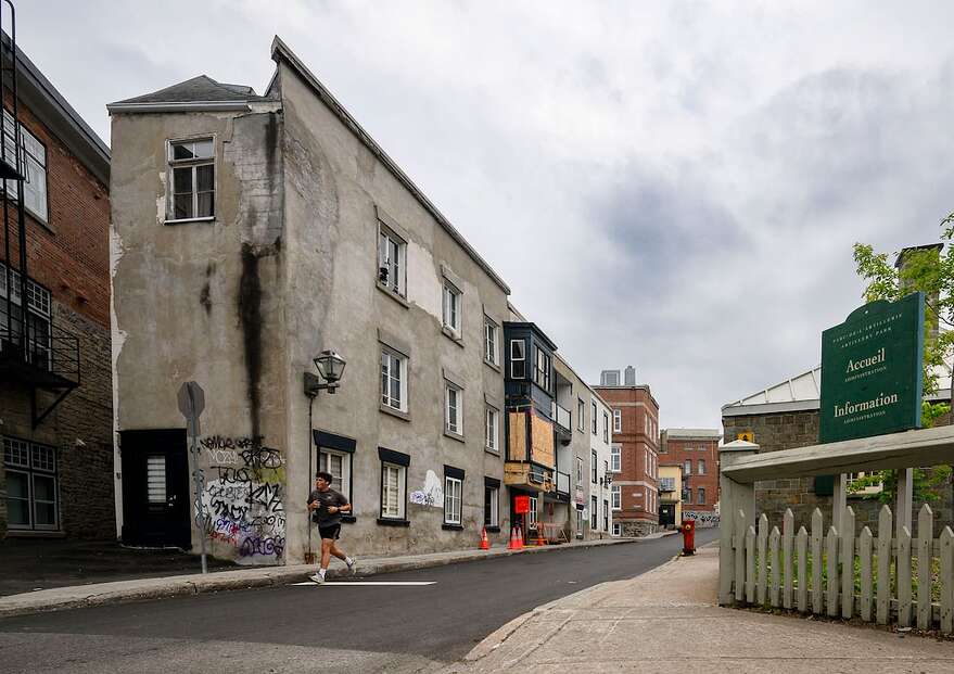 Le bâtiment en piètre état est devenu la cible pour les auteurs de graffitis.