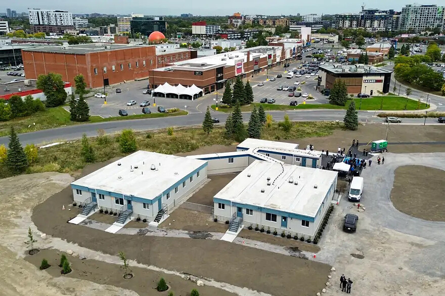 PHOTO HUGO-SÉBASTIEN AUBERT, LA PRESSE - Les premières « habitations modulaires avec accompagnement », qui hébergeront une trentaine d’itinérants pour des périodes de moins de six mois, ont été présentées lundi par la Ville de Montréal.