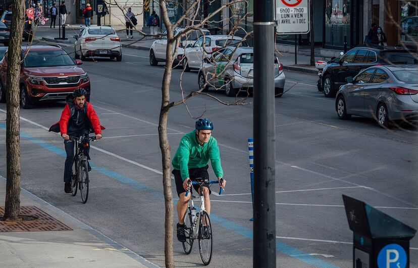 Deux cyclistes empruntant la piste du Réseau express vélo (REV) de la rue Saint-Denis à Montréal