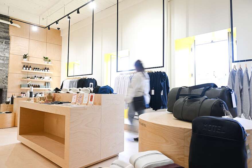 Installé au 61 1/2, rue du Petit Champlain depuis juin dernier, Atelier Créature propose des vêtements et objets faits localement.