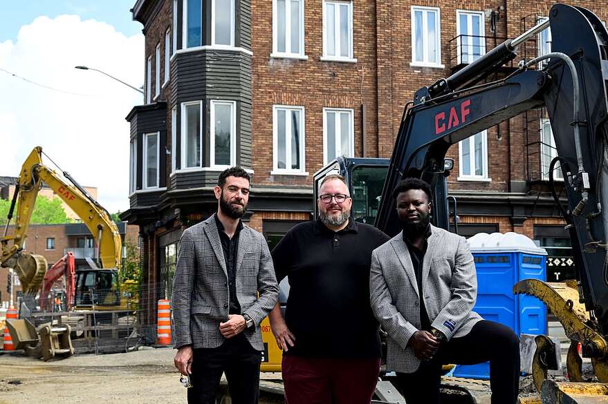 Hussein Ezzeddine (à gauche) et Alain Barcimin Mugisha (à droite) à la tête de la Villa 961, entourant le copropriétaire du TUMI Pascal Dinelle.