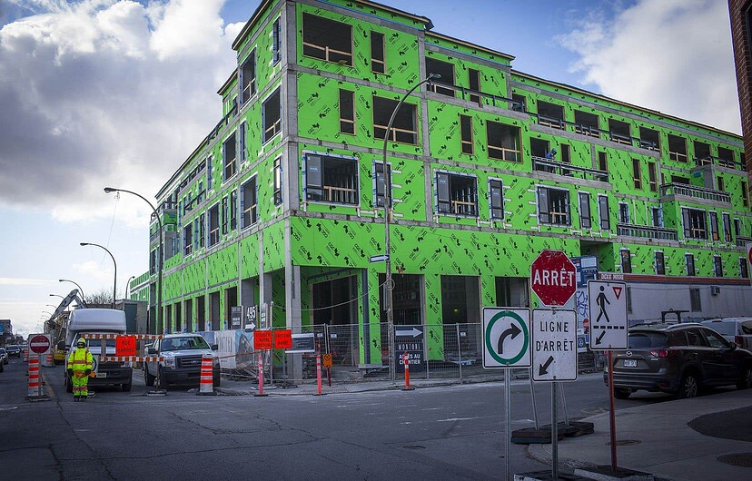 Depuis 2018, la Ville indique avoir acquis 23 terrains qui pourraient permettre la réalisation de 1500 logements sociaux dans les prochaines années, si l’aide financière de Québec est au rendez-vous.