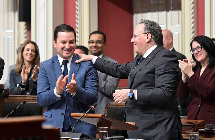 Le premier ministre du Québec, François Legault, félicite le ministre de la Justice et ministre responsable des Relations canadiennes, Simon Jolin-Barrette, après le dépôt du projet de loi visant à créer une constitution pour le Québec.