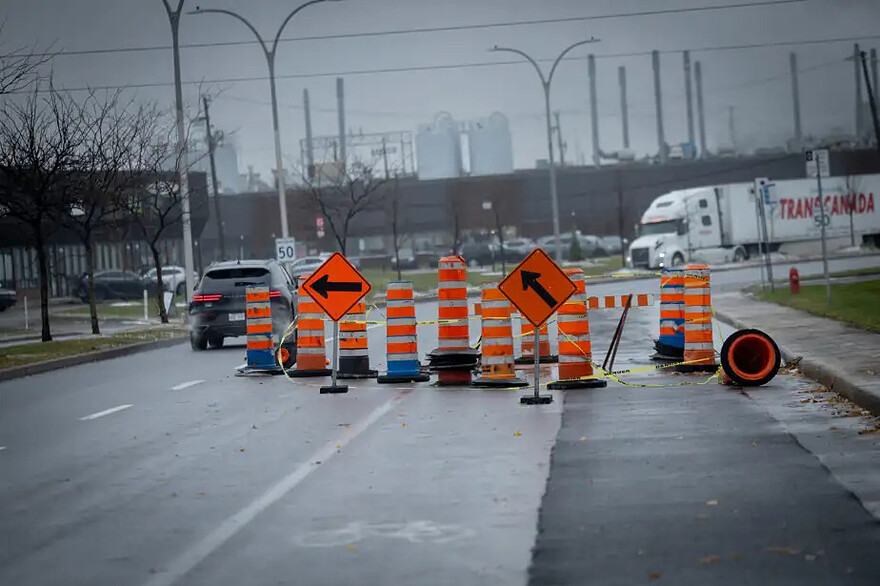 PHOTO MARCO CAMPANOZZI, LA PRESSE – Le trou a depuis l’accident été sécurisé par davantage de signalisation.