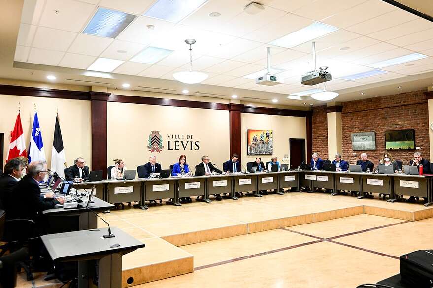 Lors d'une séance extraordinaire du conseil municipal qui a eu lieu le 29 novembre 2024, les élus de Lévis ont adopté un moratoire sur l'émission de permis de construction sur une grande partie de la ville prenant effet immédiatement.
