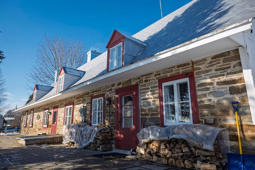 La toiture de la maison Laberge, qui était originellement recouverte de bardeaux de cèdre, est recouverte de tôle canadienne depuis de nombreuses années.