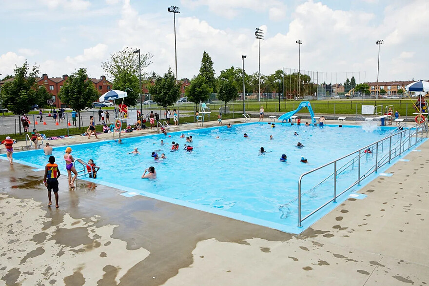 Piscine du parc Roger-Rousseau © Arrondissement d'Anjou880x586