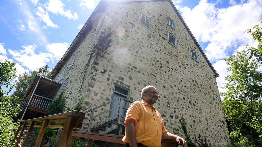 Rudy Laixhay peut vous parler pendant des heures de la production de farine biologique. Il pose devant le mur nord du moulin, qui était partiellement effondré il y a 25 ans.