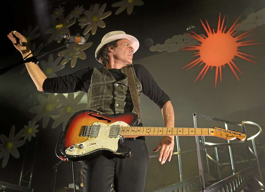 Poète à la plume créative et lucide, Jean Leloup est un artiste anticonformiste qui fait peu de place aux compromis.