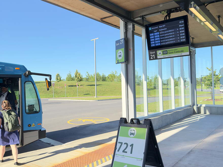 Départ d'une navette 721, Quai 21, Terminus Brossard