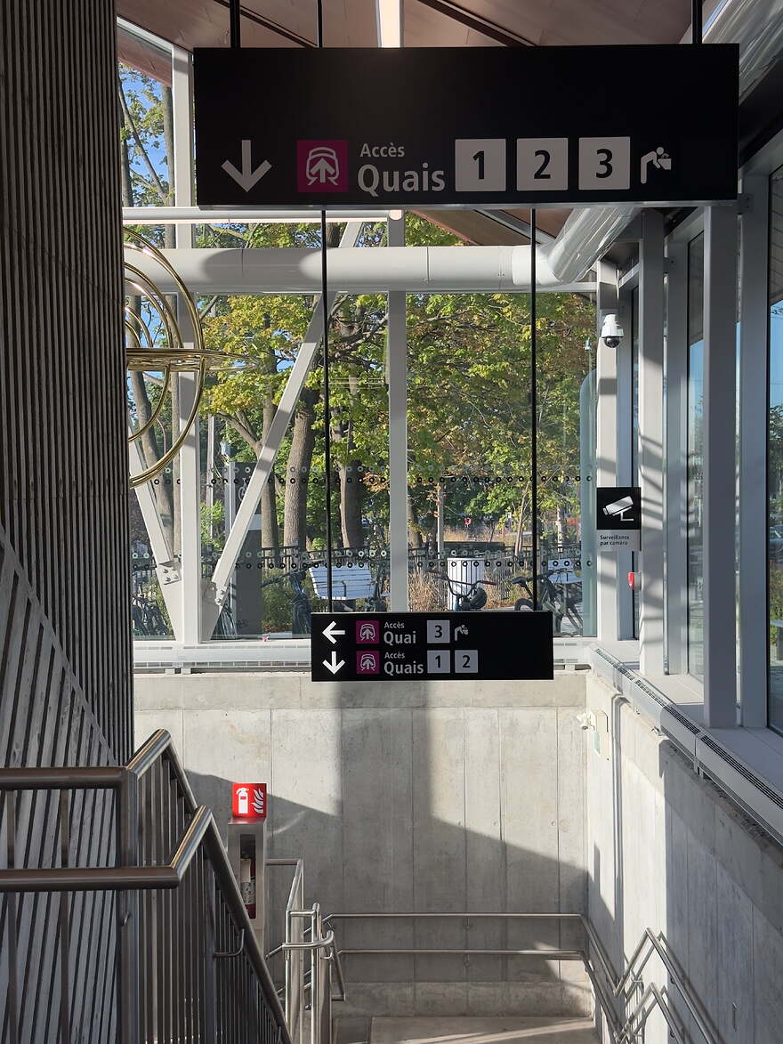 Staircase down to tunnel under tracks from the Sherbrooke édicule