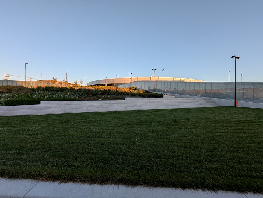 Vue de la façade avant au coucher du soleil