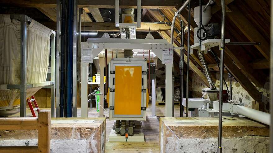 Le tamiseur, au centre de la photo, fait partie des nombreux appareils technologiques qui sont aménagés à l'étage supérieur du moulin bicentenaire.