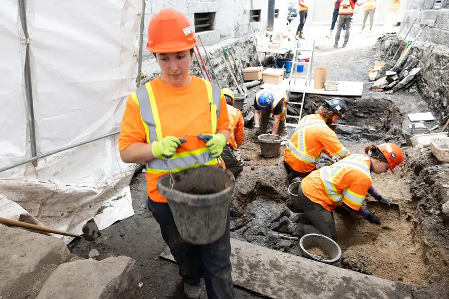 PHOTO MARTIN TREMBLAY, LA PRESSE - Une archéologues récolte la terre que ses collègues ont d’abord minutieusement inspectée, à la recherche d’artéfacts intéressants.