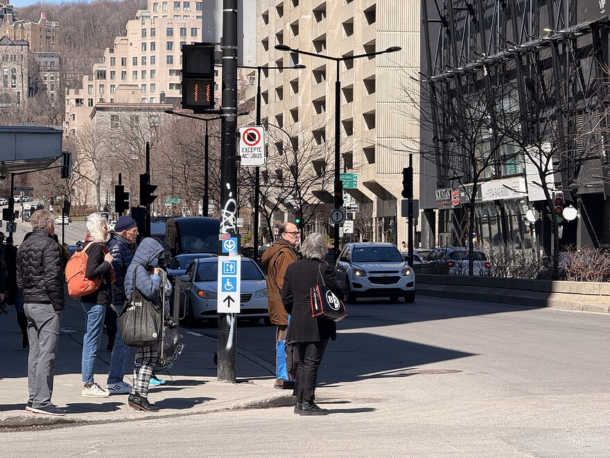 Signalétique au coin Nord-Ouest de Sainte-Catherine et Maisonneuve