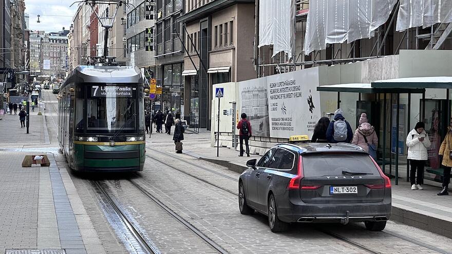Le tramway partage la route avec les voitures à Helsinki.