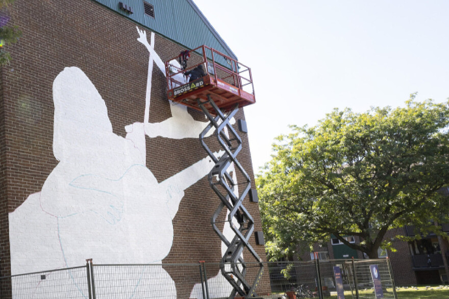 La toute dernière création est en cours de réalisation. Il s’agit d’un ambitieux projet pour Annie Hamel, qui n’en est pas à son premier tour d’échafaudage hydraulique. L’artiste a réalisé des œuvres murales au Québec, mais aussi en France, en Ontario et aux États-Unis.©Patrick Sanfaçon / La Presse