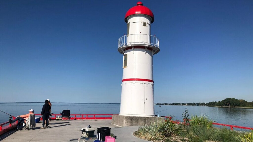 Quai 34 rénové à Lachine. Le phare repeint en blanc. Crédit photo – Karim Moore