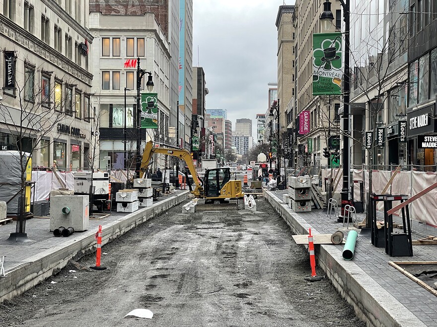 Rue Sainte-Catherine vue vers l'ouest depuis Metcalfe
