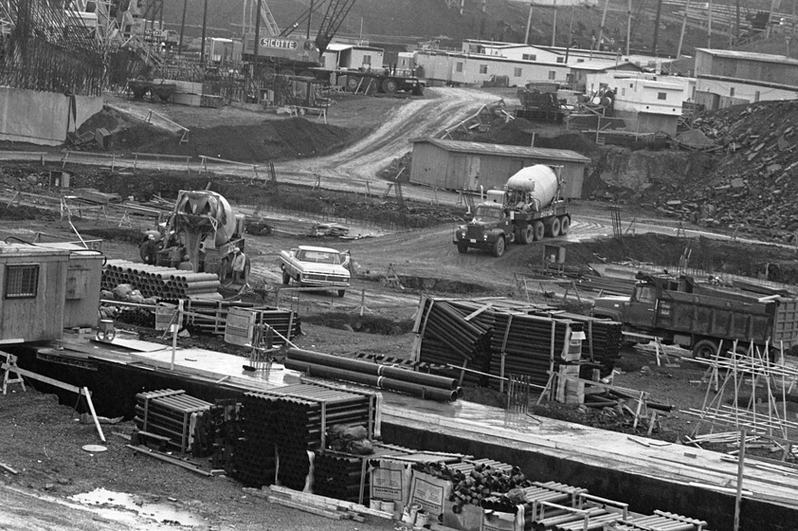 Le chantier du Stade olympique, en juin 1975