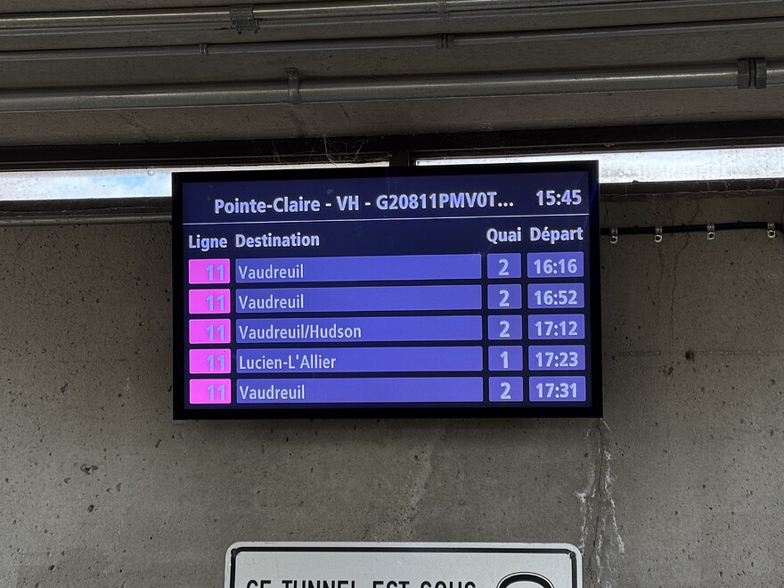 Afficheur de départs dans l’édicule donnant sur l’avenue Donegani