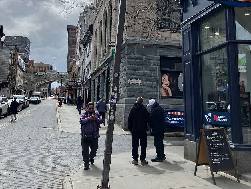 Ce lampadaire rue Saint-Jean cante vers la droite. Un exemple du mobilier urbain qui a besoin d'une mise à jour rue Saint-Jean selon le directeur de la SDC.