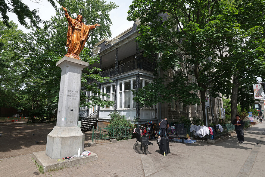Le parvis appartient au presbytère, et fait donc partie du projet du Pôle communautaire de Verdun.
